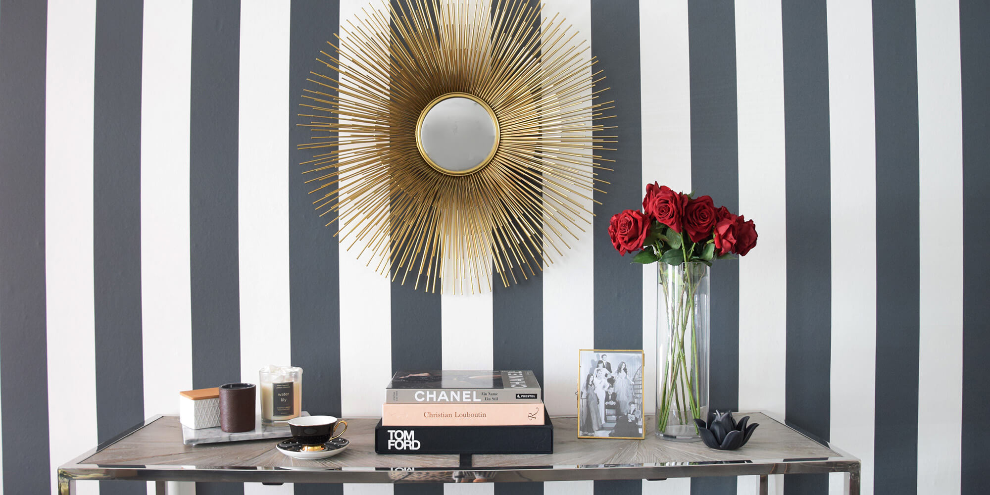 Glam Chic: Große Konsole aus Vollholz und Chromrahmen