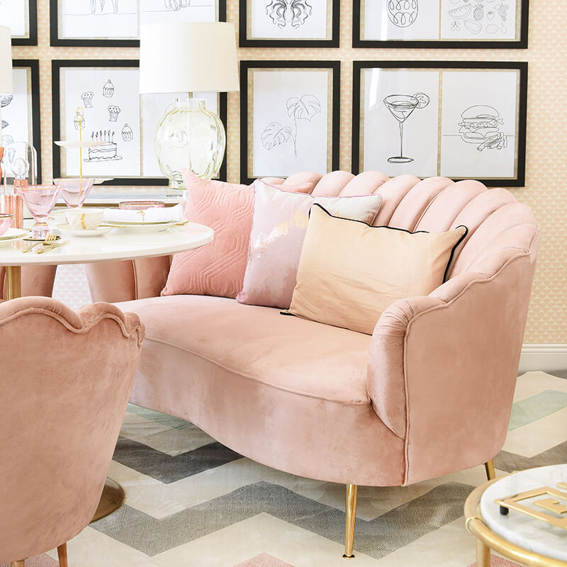 Cozy Dining Area - Rosa Samtsofa in Muschelform