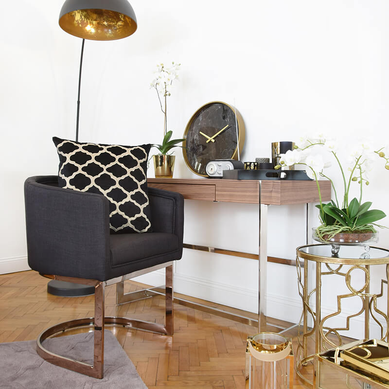 Elegant Workspace: Gold & Schwarz meets Holz & Chrom 