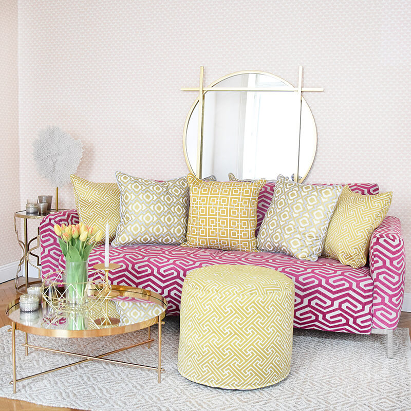 Freaky Pink: gemustertes Sofa mit Lemon-Details