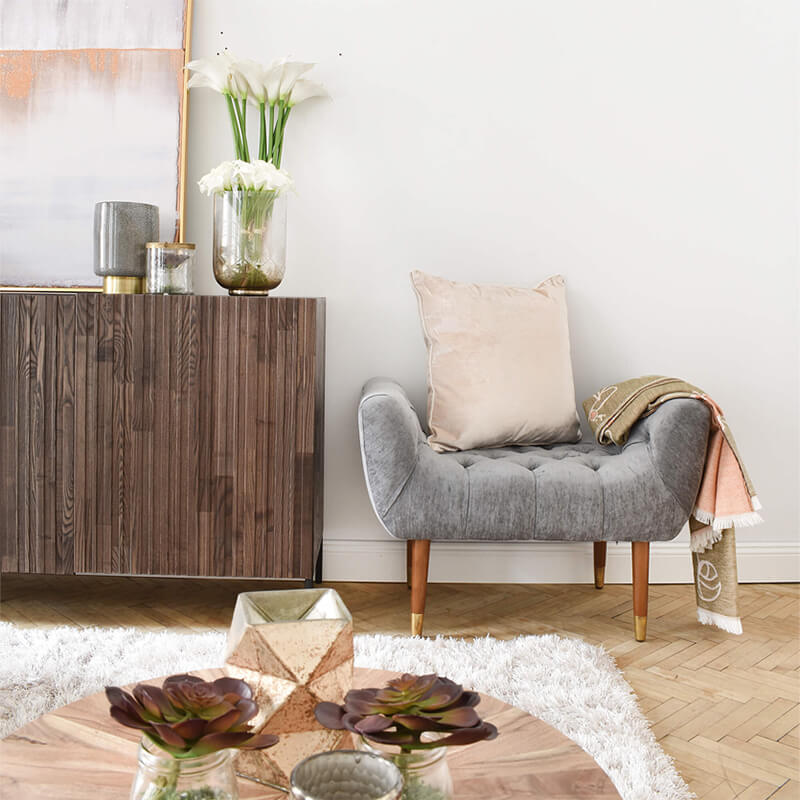 Hocker mit stylischen Holz Füssen