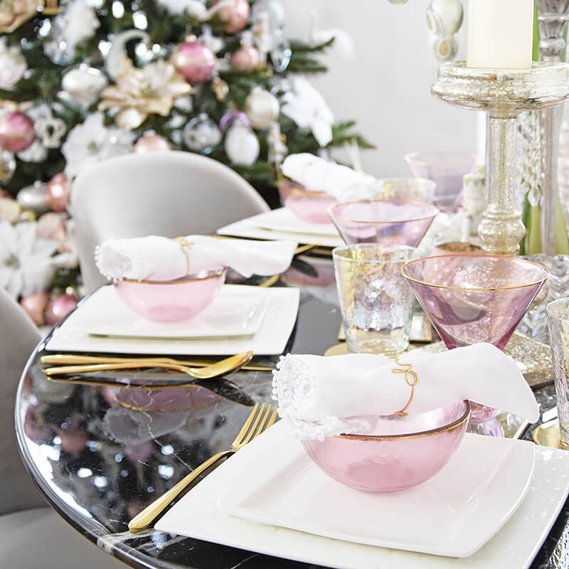 weihnachtlich dekorierter Esstisch - schwarzer Marmor & rosa Glas