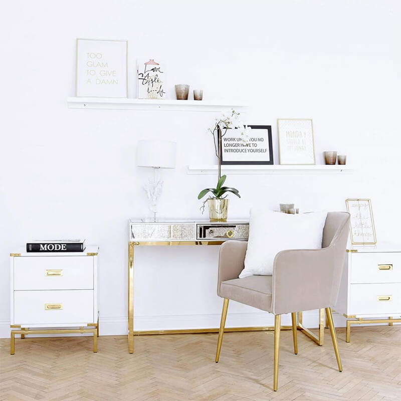 verspieltes Home-Office in Weiß & Gold