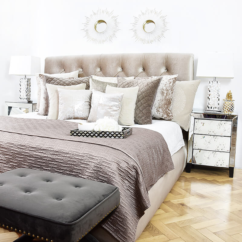 Samt-Schlafzimmer in Beige & Taupe