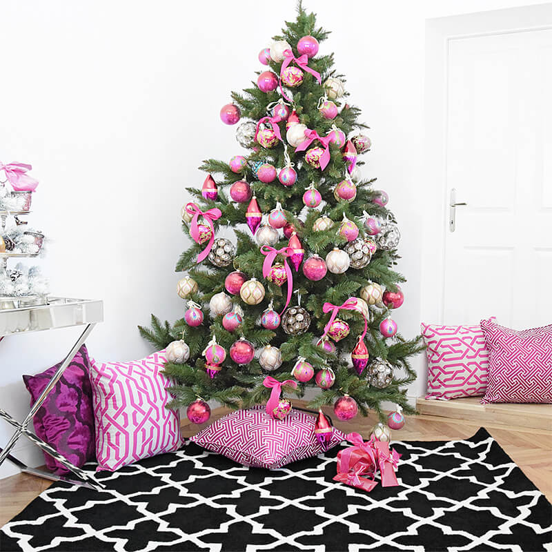 Weihnachtslook in sattem Pink