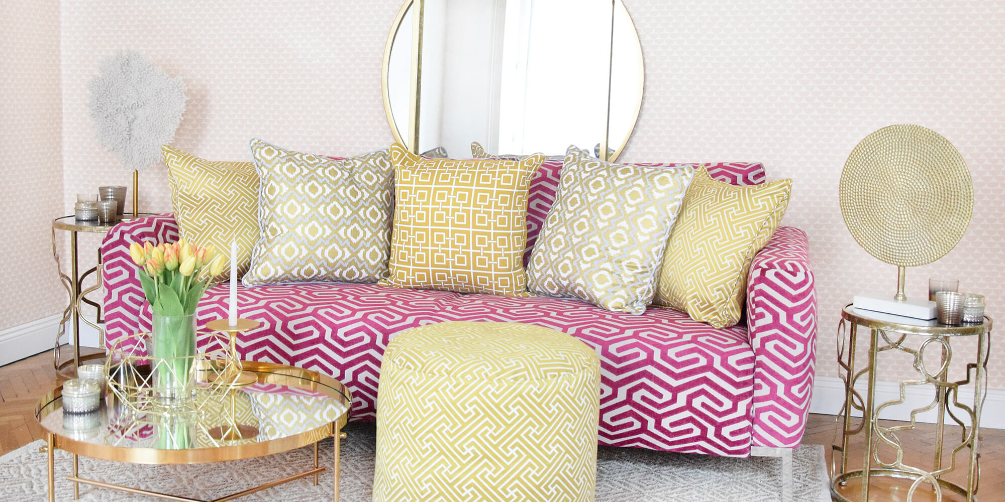 Freaky Pink: gemustertes Sofa mit Lemon-Details