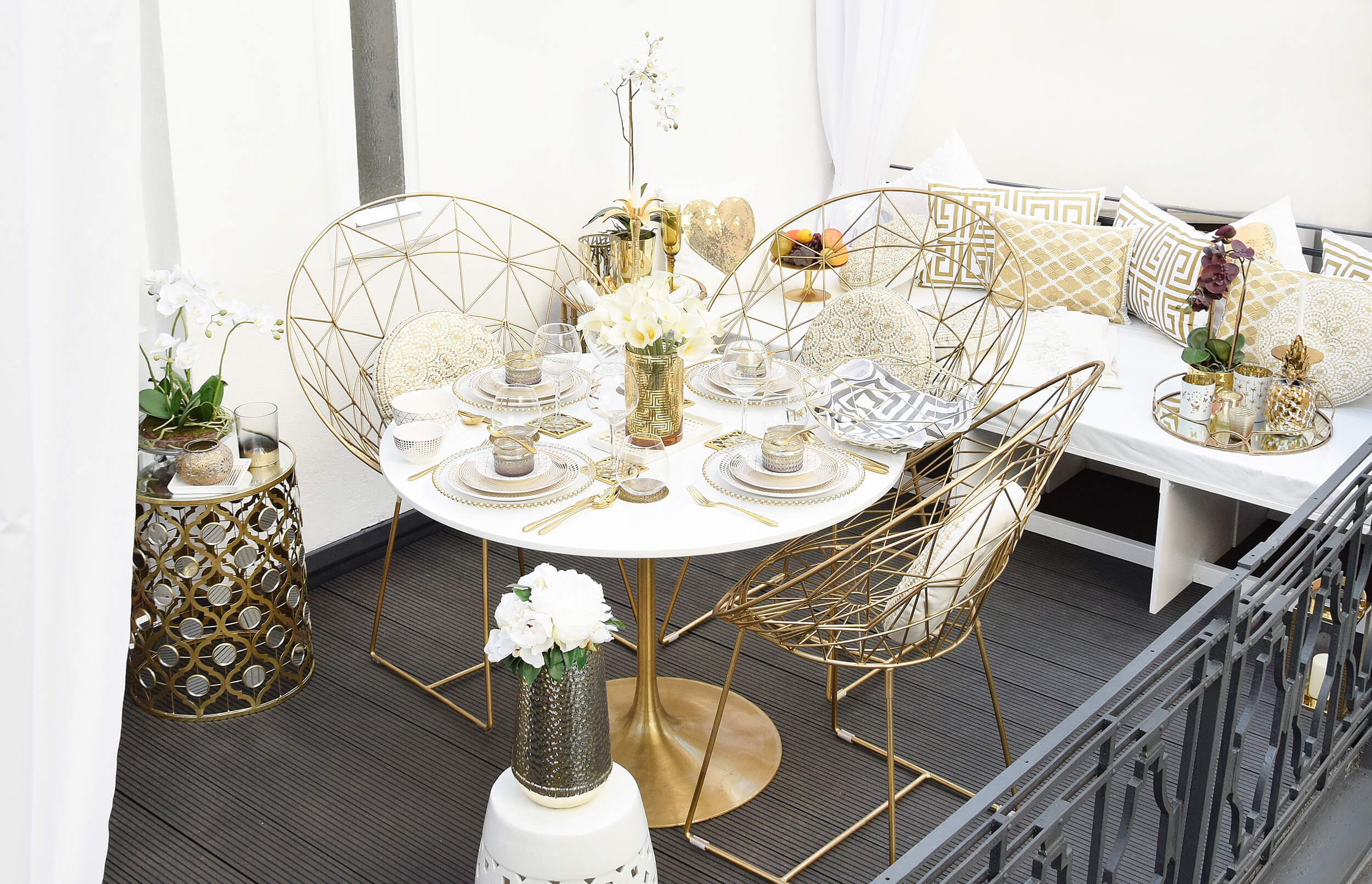 Glamorous Gold Balcony - Terrassenlounge in Weiß & Gold