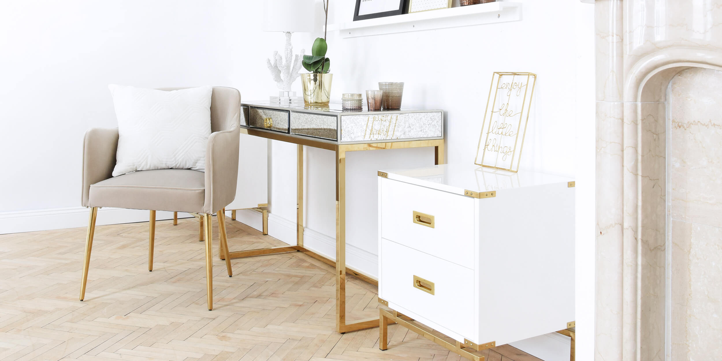 verspieltes Home-Office in Weiß & Gold