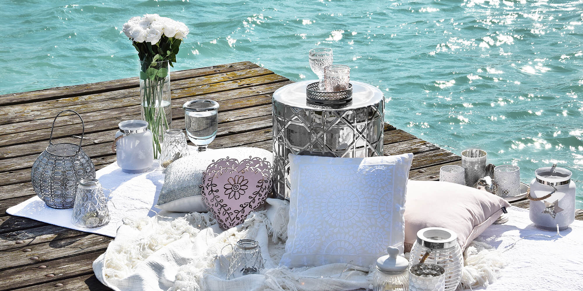 Romantisches Hochzeitspicknick am See