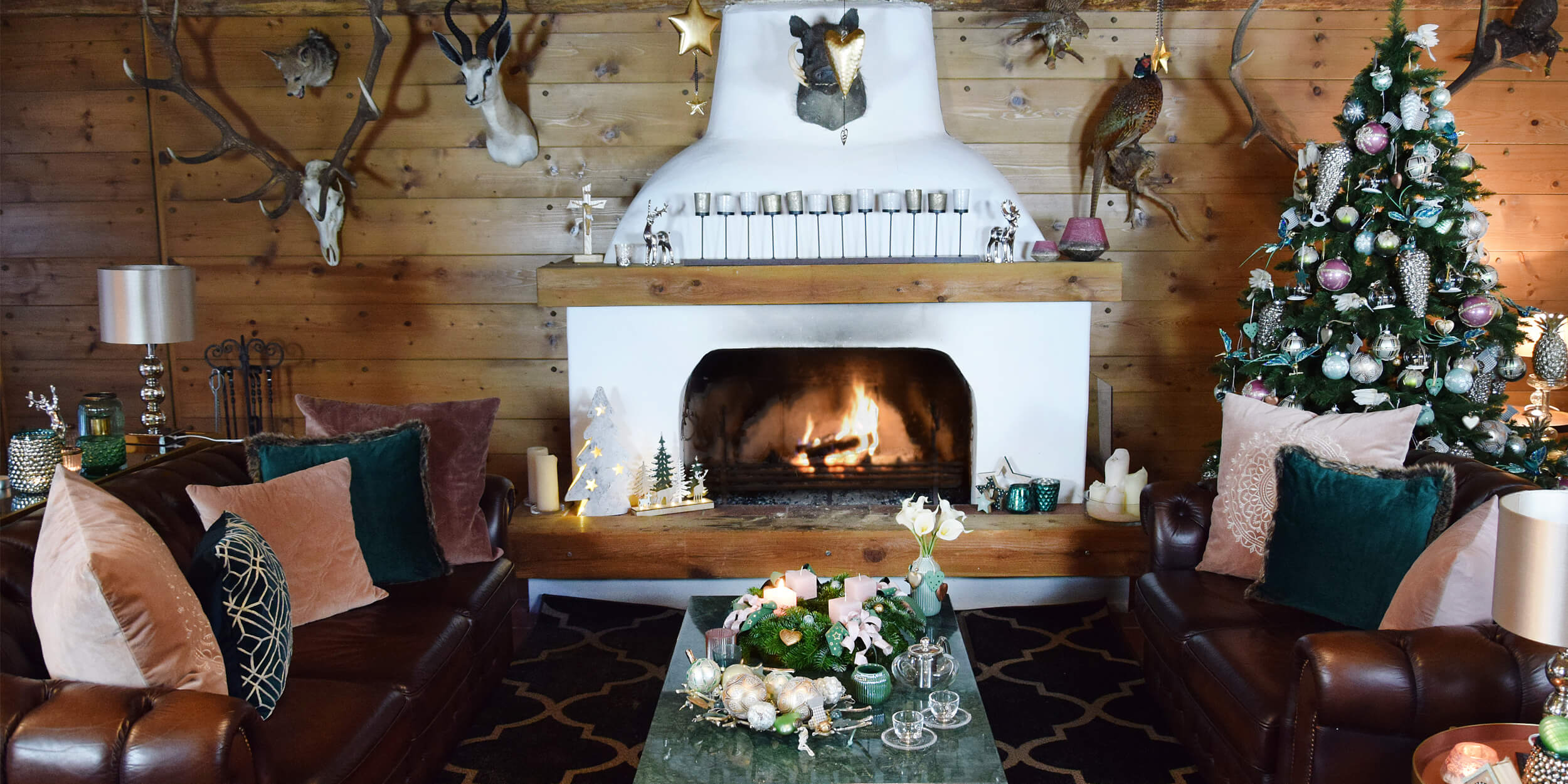 weihnachtlich geschmücktes Wohnzimmer mit Kaminfeuer