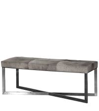 moderne Sitzbank oder Bettbank mit grauem Fellbezug im Patchwork-Style und Chromfüßen