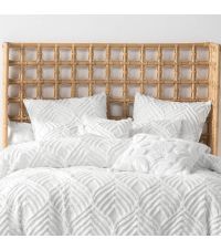 weiße Bettwäsche mit erhabenem Muster in Blattform