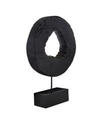 große, runde Deko-Skulptur aus schwarzem Mangoholz auf schwarzem Holzsockel