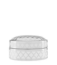 runde, weiße Keramikdose mit Glanz-Finish und silbernem Trellis-Muster, flach