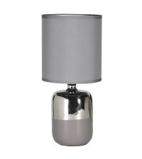 kleine Tischlampe mit silberglänzendem Keramikfuß und grauem Lampenschirm