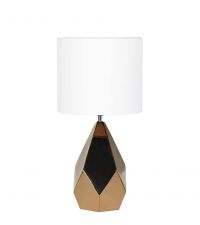 Tischlampe mit geometrisch geformtem, kupferfarbenem Lampenfuß und schlichtem, weißem Lampenschirm