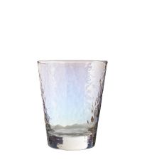 niedriges Trinkglas mit schillernder Oberfläche in Hammerschlag-Optik