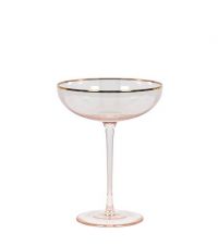 rosafarbenes Cocktailglas auf zartem Stiel mit goldenem Rand