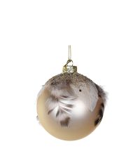 matt goldene Weihnachtskugel verziert mit zarten, weißen Stoff-Blättern, weiß-braunen Federn und kleinen, goldenen Perlen
