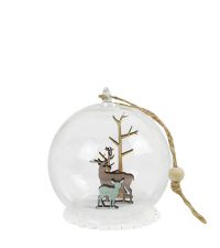 Weihnachtskugel aus klarem Glas mit weißem Holzboden und Hirsch- und Tannenmotiv aus Holz
