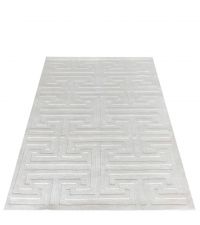 samtiger Teppich in cremigem Weiß mit geometrischer Musterung