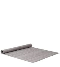 strukturierter, grauer Teppich aus recyceltem Kunststoff