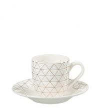weiße Tasse und Untertasse mit goldenem geometrischem Muster