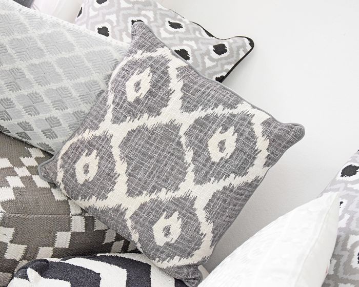 Kissenhülle im Ethno-Style mit geometrischem Muster grau & weiß