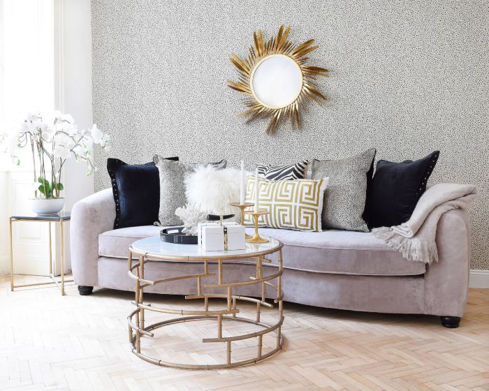 Auffalliger Goldener Couchtisch Mit Rohrformigen Tischbeinen Und Marmorplatte